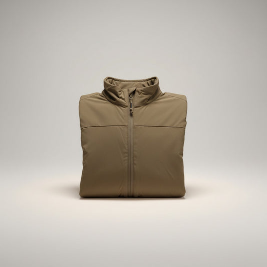 A.Blöchl Hooded Lacket "Insulated" Level 4 in Khaki, mit PrimaLoft®-Isolierung, wasserabweisend und atmungsaktiv. Mit Klettfläche am Arm.