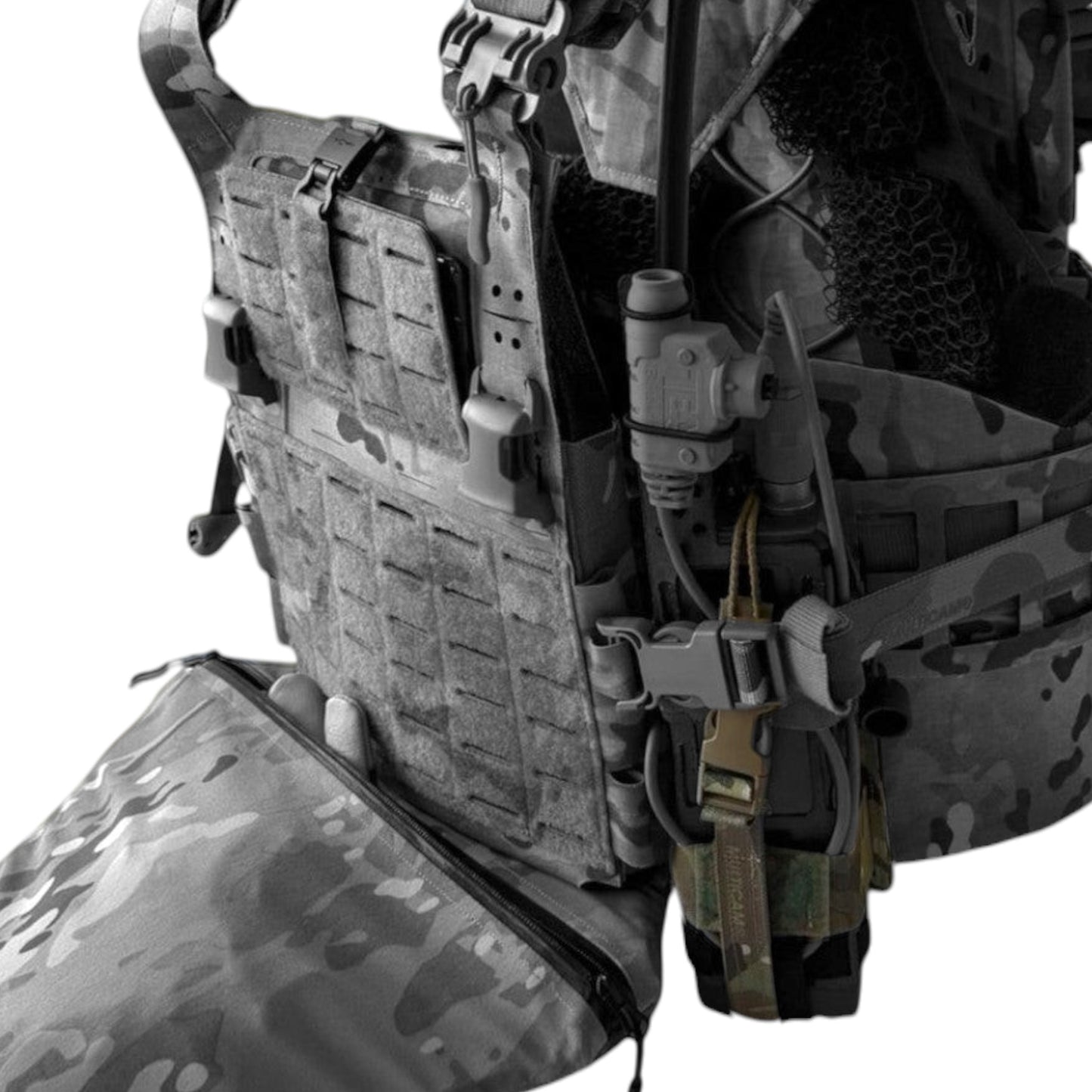 Adversary Force L4 Access Radio Pouch in Multicam an einer taktischen Weste mit klappbarer Front für schnellen Zugriff