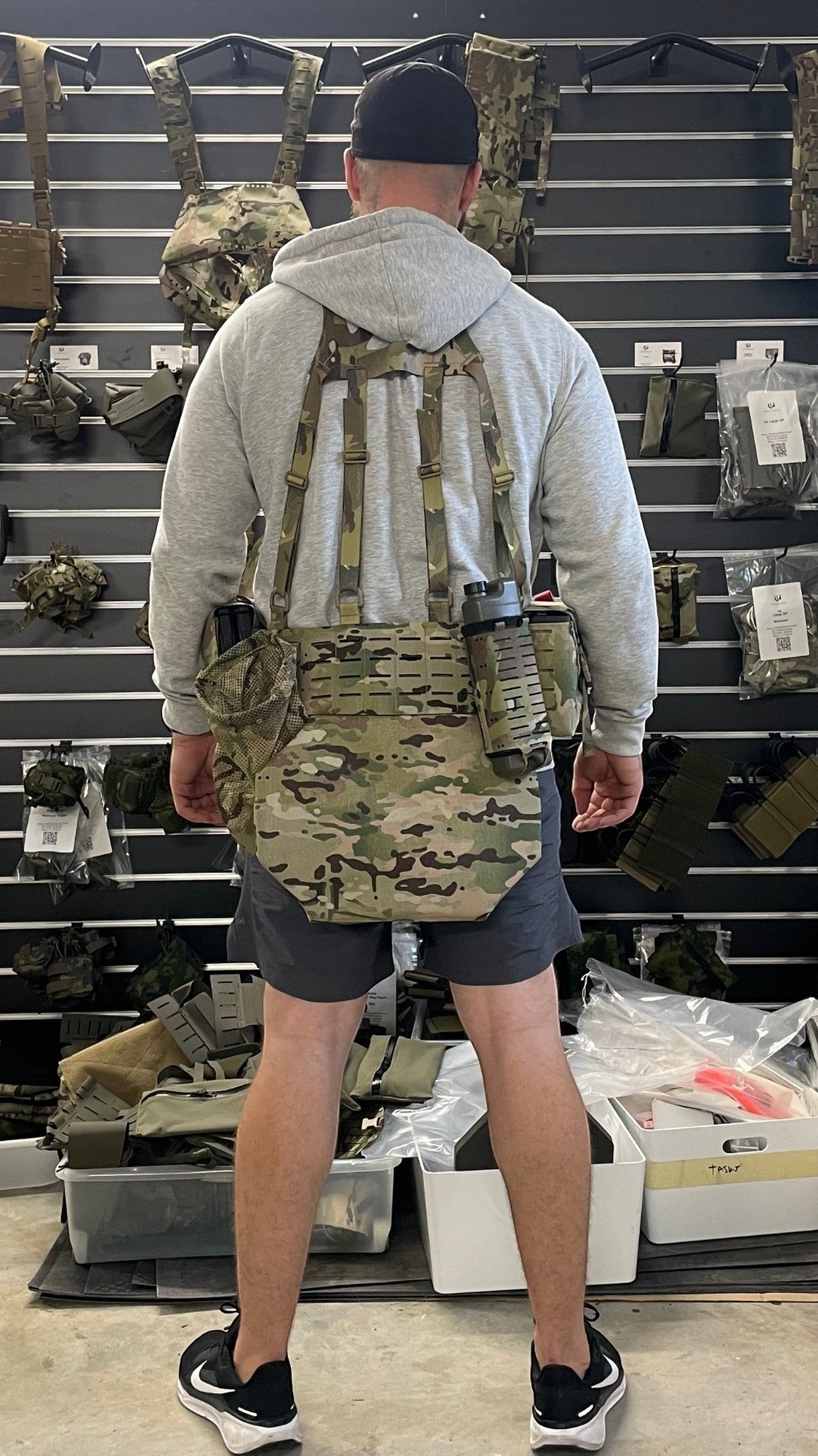 Adversary Force L4 Beaver Tail Armor in Multicam Tarnmuster, befestigt an einem Battle Belt mit Molle-System.