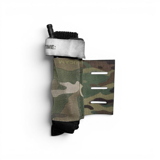 Adversary Force L4 MOLLE TQ Sleeve in Multicam mit elastischem Halteband für Tourniquets zur seitlichen Befestigung.