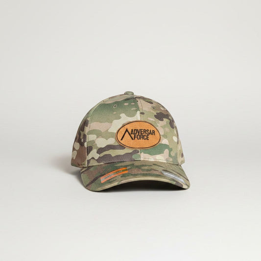 Adversary Force Kappe in Multicam-Tarnmuster, 98% Baumwolle, 2% Elasthan, mit gestickten Ösen und Leder-Patch.