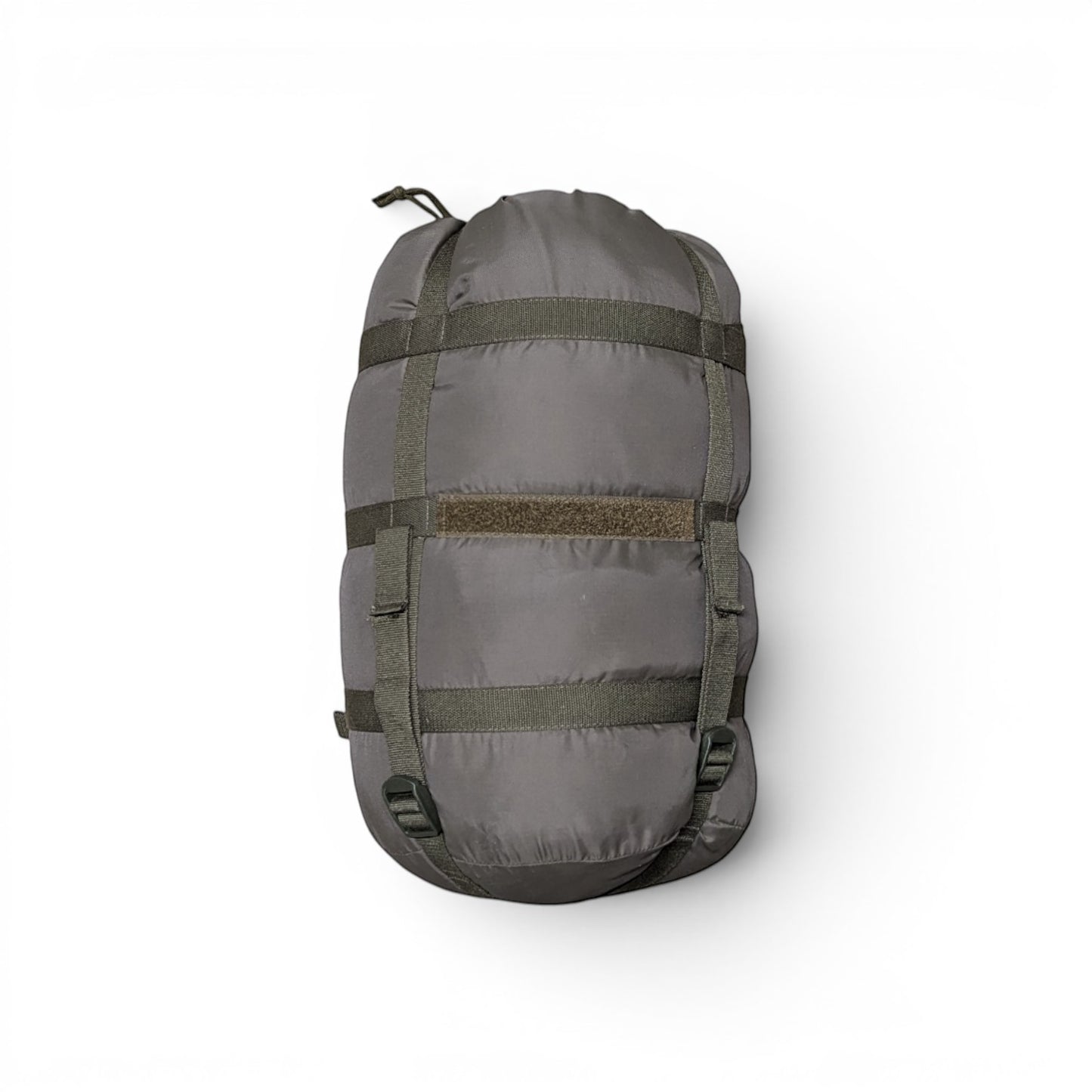 Adversary Force olivgrüner Schlafsack im Packsack, ein kompakter Mumienschlafsack aus Militärbeständen.