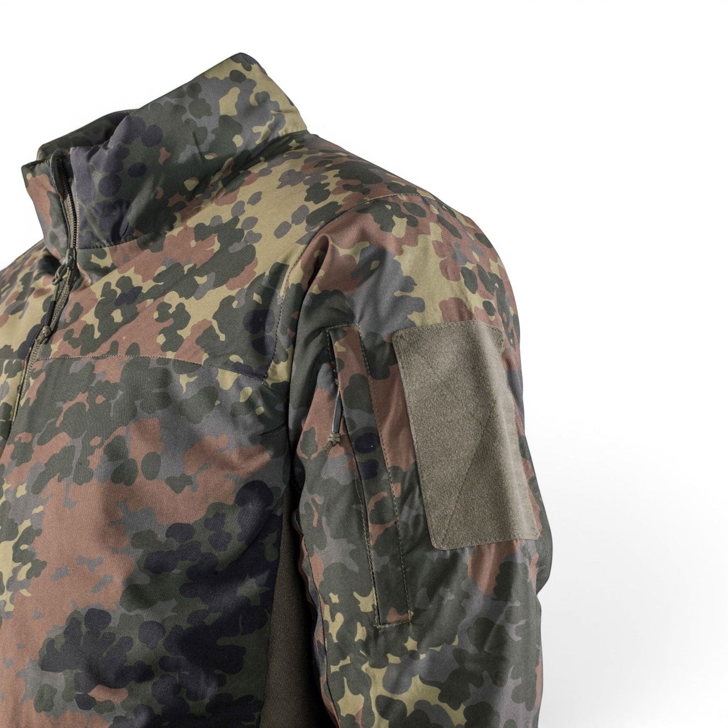 Adversary Force AB Jacket "Insulated" Level 4 in Flecktarn-Muster, mit PrimaLoft-Isolierung und Klettfläche am Ärmel.