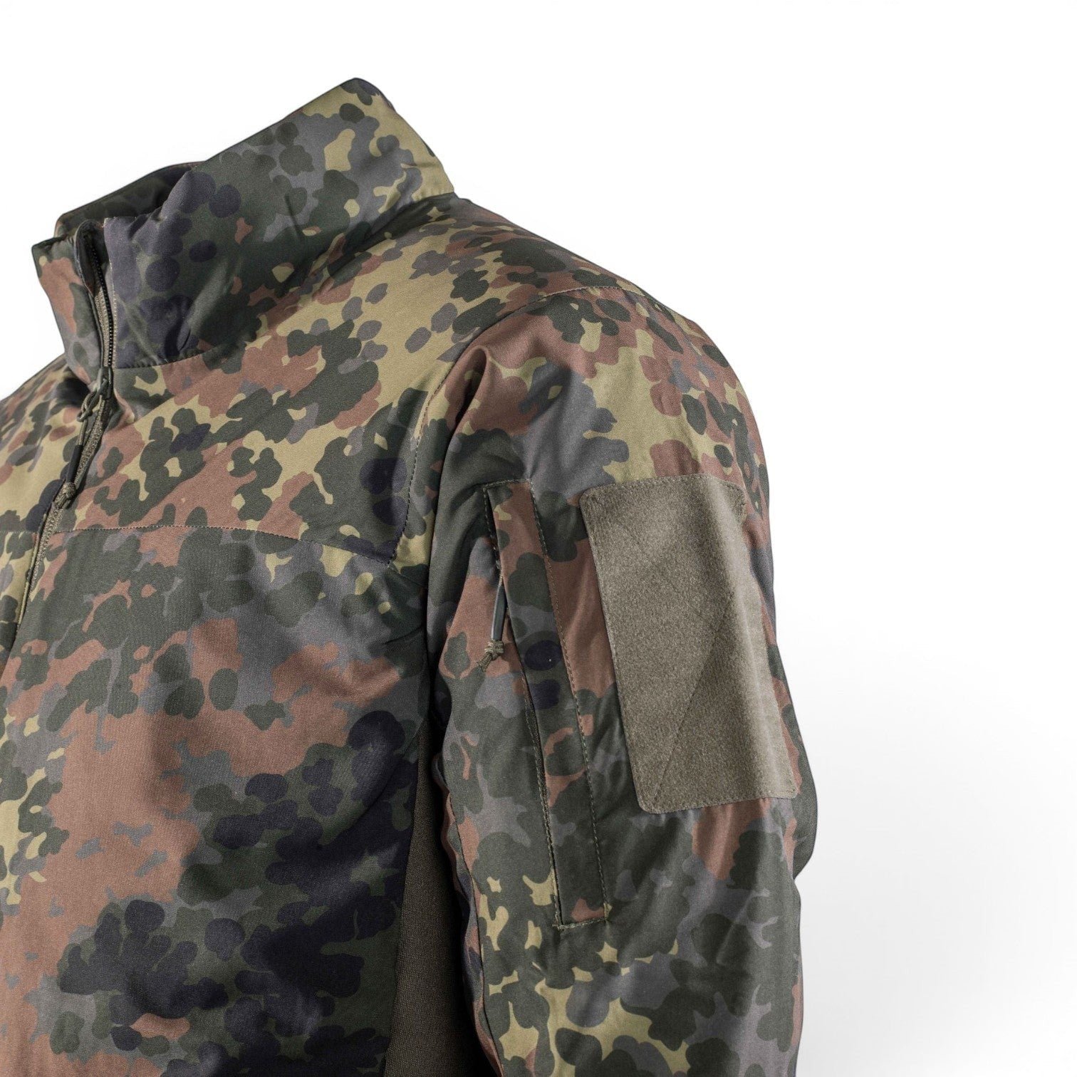 Adversary Force AB Jacket "Insulated" Level 4 in Flecktarn-Muster, mit PrimaLoft-Isolierung und Klettfläche am Ärmel.