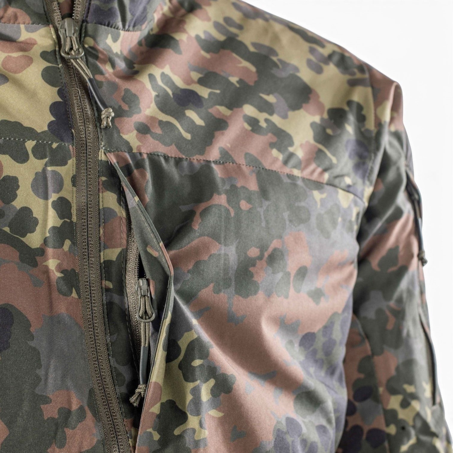 Adversary Force AB Jacket Insulated Level 4, Tarnmuster, mit PrimaLoft-Isolierung, wasserabweisend und winddicht.