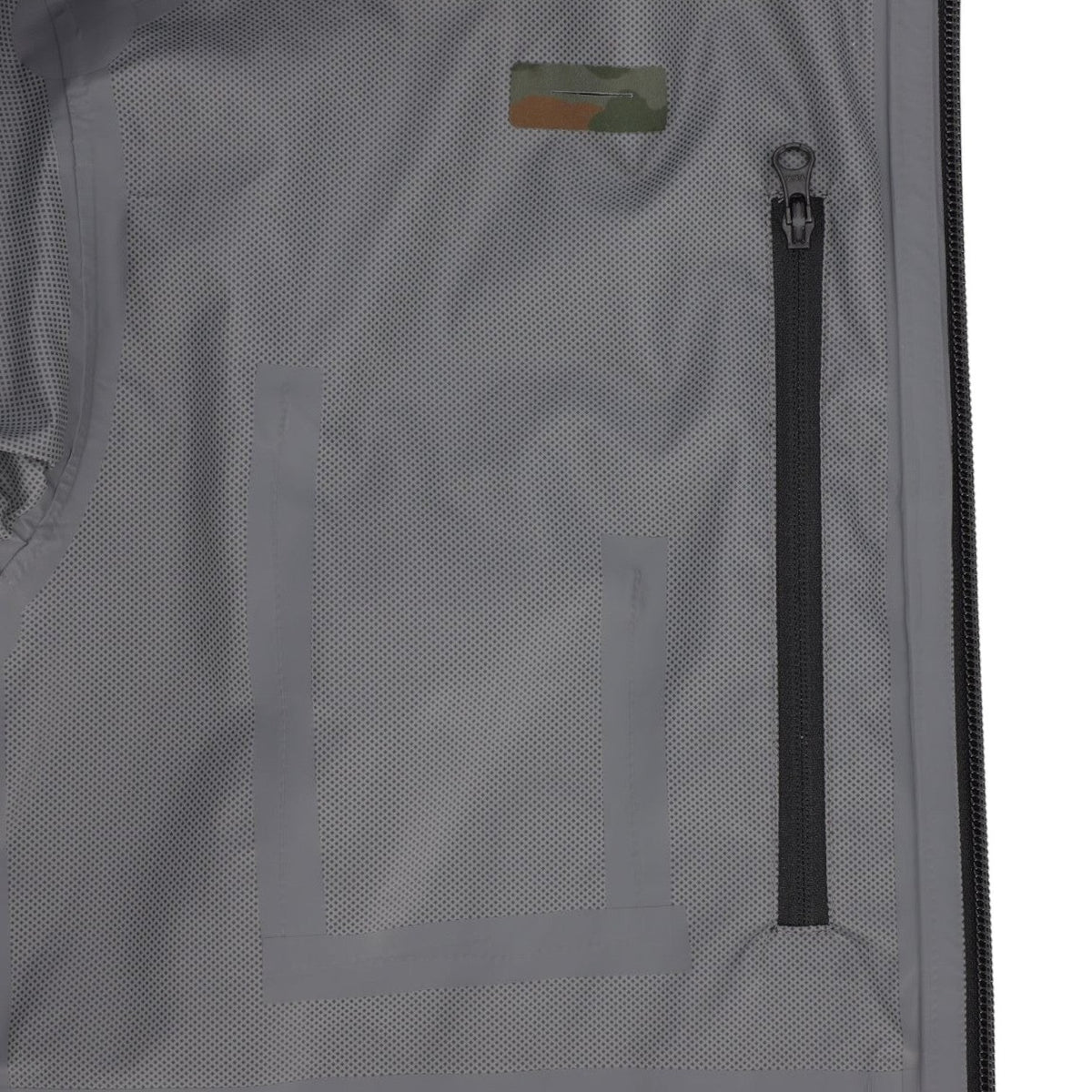 Adversary Force AB Waterproof Jacket Alpha Innenansicht mit versiegelten Nähten, Reißverschlusstasche und Netzfutter