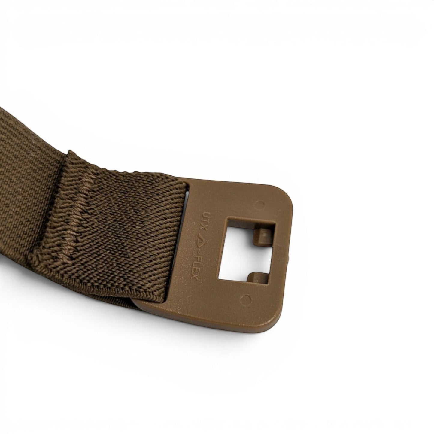 Adversary Force Arc'teryx LEAF Combat Knee Cap Verschlussdetail mit braunem Gurtband und UTX-FLEX Schnalle