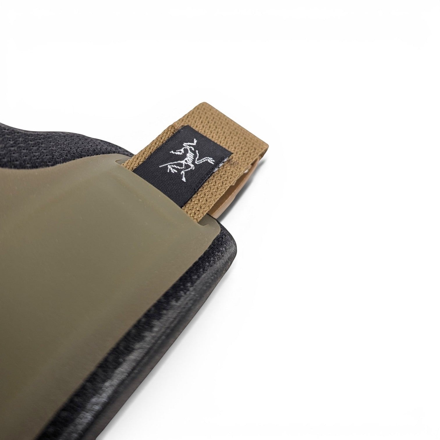 Adversary Force Arc'teryx LEAF Combat Knee Cap in oliv mit schwarzem Logo-Label und TPU-Schale auf weißem Hintergrund