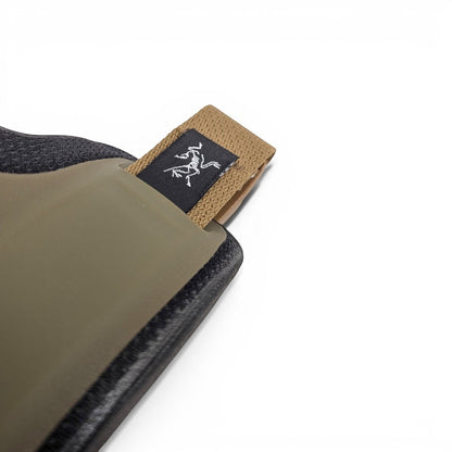 Adversary Force Arc'teryx LEAF Combat Knee Cap in oliv mit schwarzem Logo-Label und TPU-Schale auf weißem Hintergrund