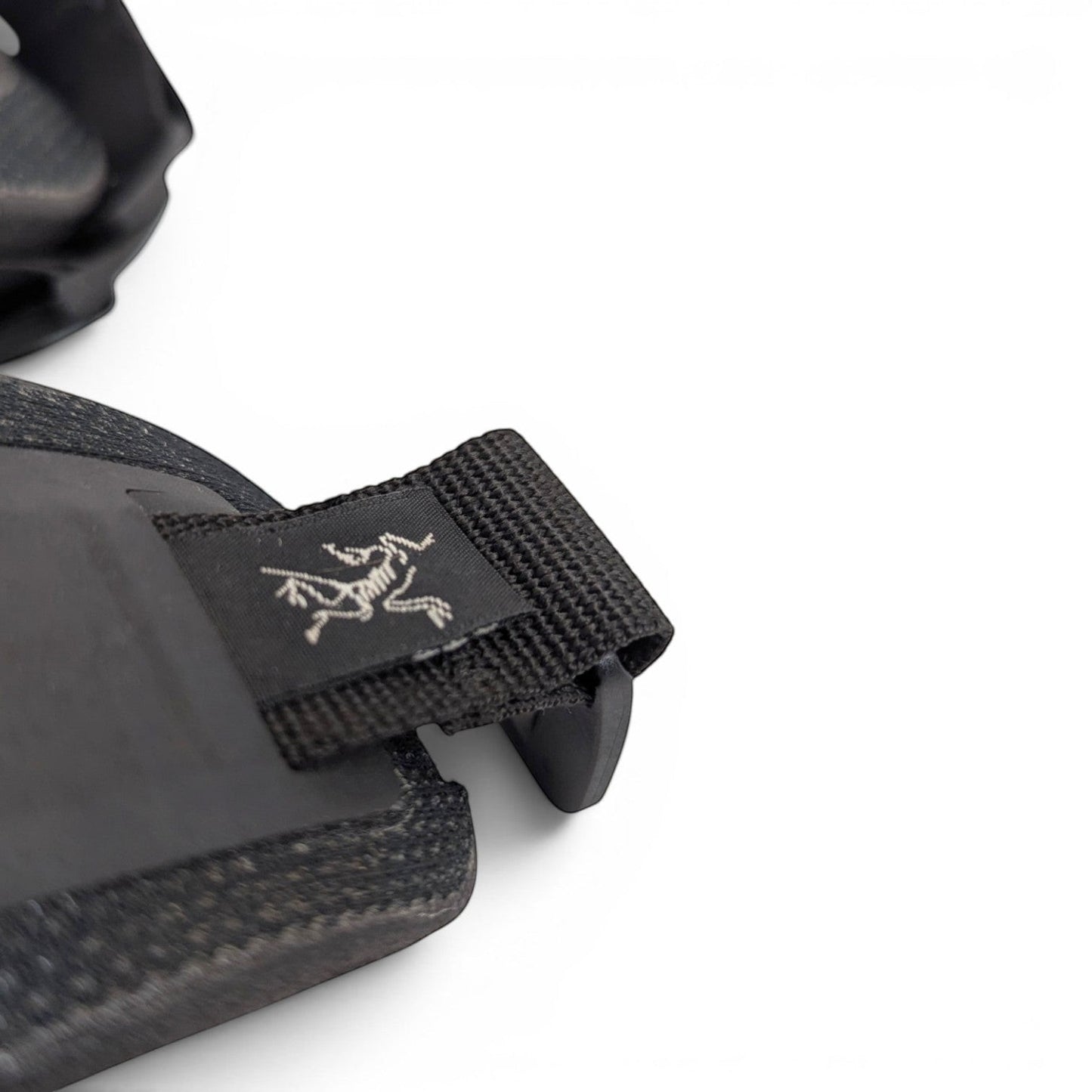 Adversary Force Arc'teryx LEAF Combat Knee Cap mit Logo-Detail auf schwarzem Gurtband vor weißem Hintergrund