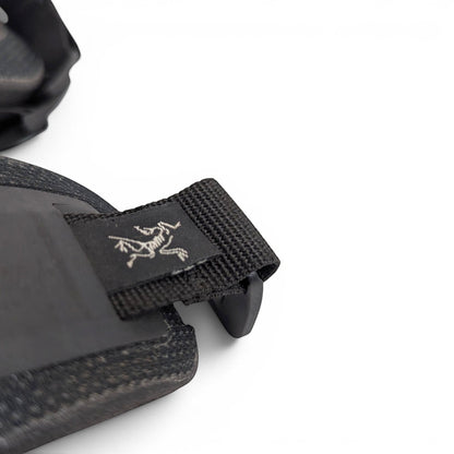 Adversary Force Arc'teryx LEAF Combat Knee Cap mit Logo-Detail auf schwarzem Gurtband vor weißem Hintergrund