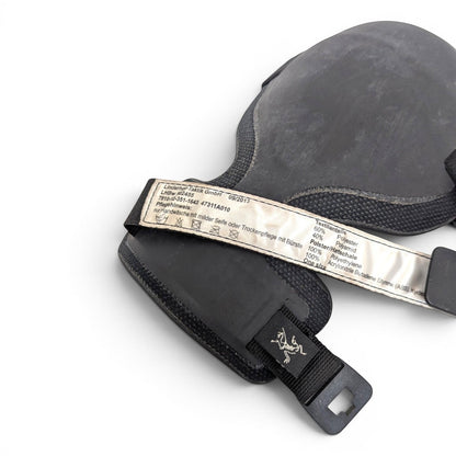 Adversary Force Arc'teryx LEAF Combat Knieschoner in Schwarz mit TPU-Schale und Pflegeetikett auf weißem Hintergrund