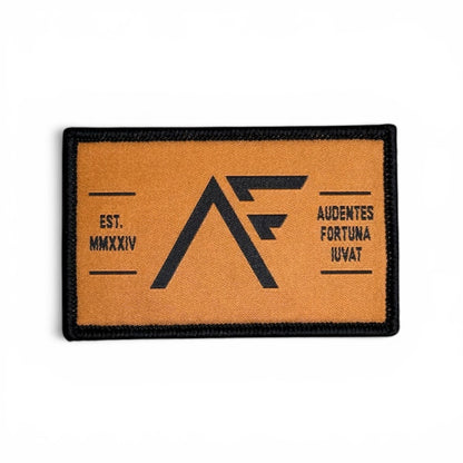 Rechteckiger Adversary Force Flagpatch in Braun mit schwarzem Logo und lateinischem Schriftzug, 5x8 cm