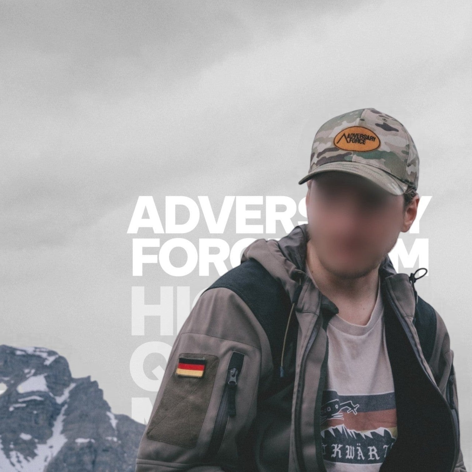 Adversary Force Camouflage Flexfit Cap aus 98% Baumwolle und 2% Elasthan mit gestickten Ösen für Belüftung.