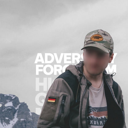 Adversary Force Camouflage Flexfit Cap aus 98% Baumwolle und 2% Elasthan mit gestickten Ösen für Belüftung.
