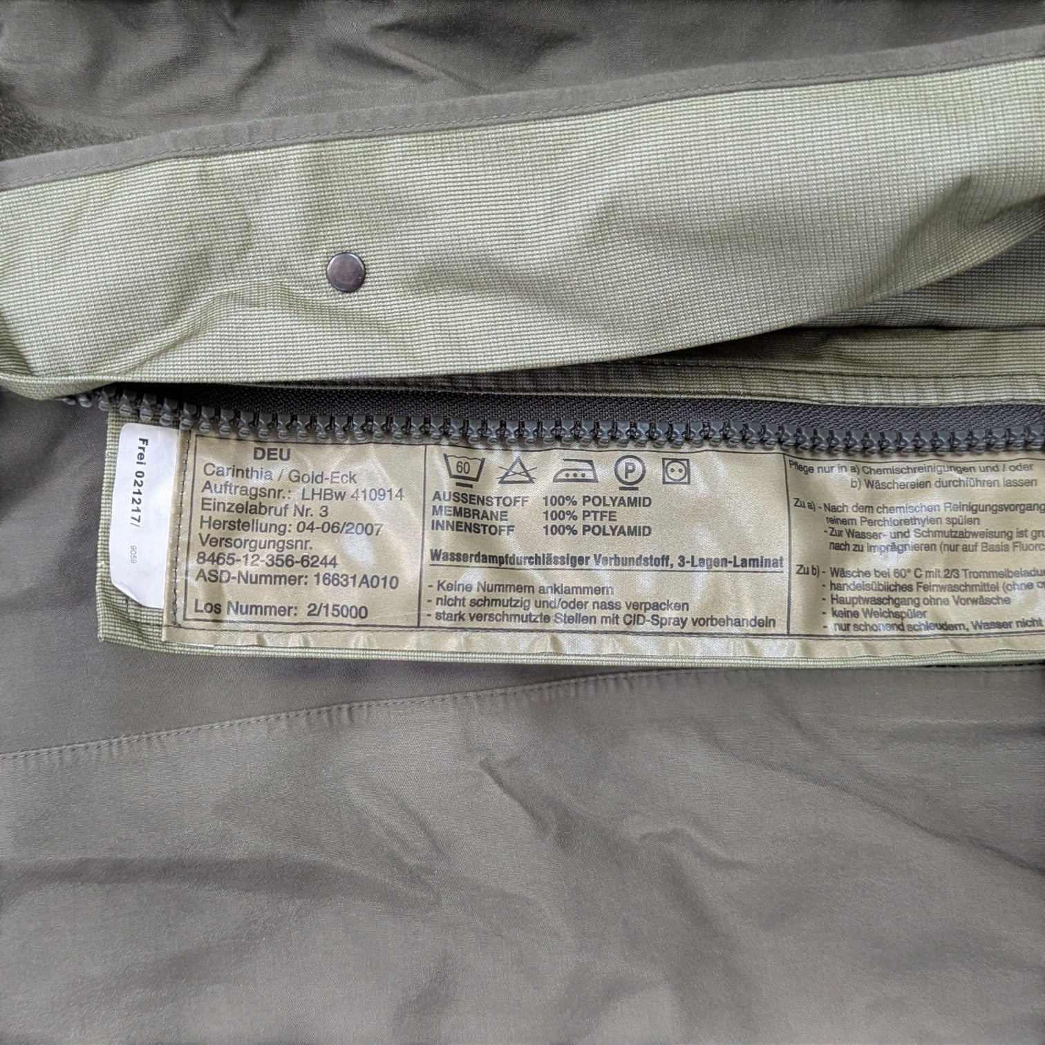 Adversary Force Carinthia Biwaksack Etikett mit Materialangaben und Pflegehinweisen in Oliv