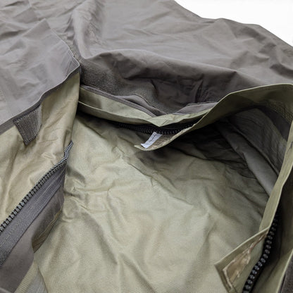 Adversary Force Carinthia Biwaksack in Oliv aus Gore-Tex mit mittigem Reißverschluss und Windschutzleiste