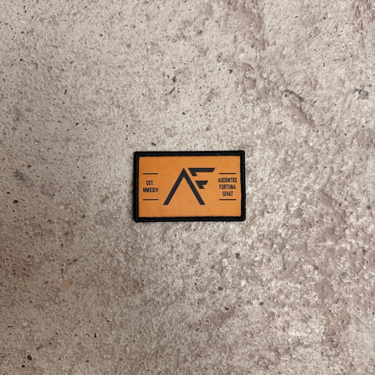 Adversary Force Flagpatch in Orange mit schwarzem Logo und dem Schriftzug Audentes Fortuna Iuvat