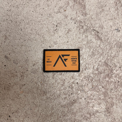 Adversary Force Flagpatch in Orange mit schwarzem Logo und dem Schriftzug Audentes Fortuna Iuvat