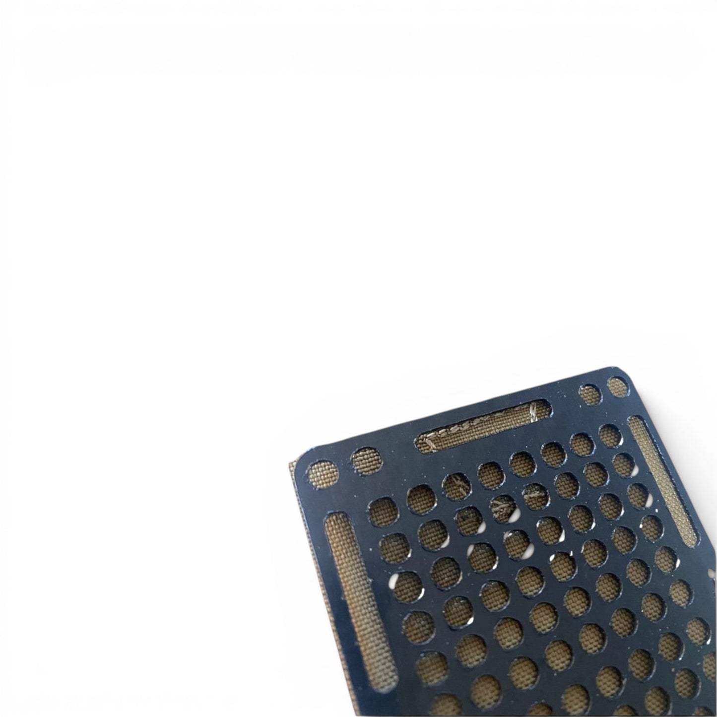 Adversary Force L4 x Eurmed IFAK Insert aus robustem Material mit schwarzer, gelochter Kunststoffplatte zur Organisation.