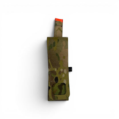 Adversary Force L4 x Eurmed IFAK Insert in Multicam Tarnmuster für M4-Magazintaschen mit roter Zuglasche