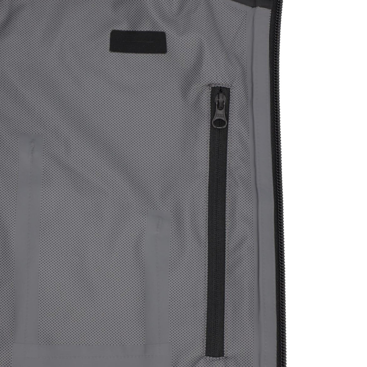 Innenansicht der Adversary Force Waterproof Jacket Alpha mit grauem Netzfutter, Reißverschlusstasche und YKK-Details.