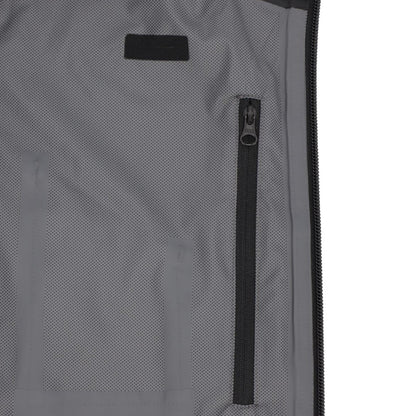 Innenansicht der Adversary Force Waterproof Jacket Alpha mit grauem Netzfutter, Reißverschlusstasche und YKK-Details.
