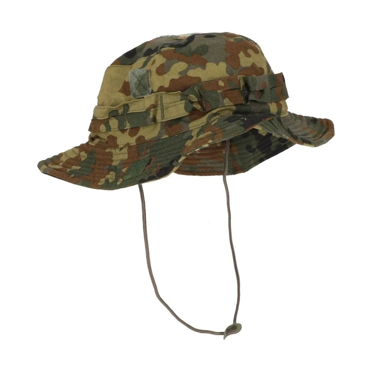 Adversary Force AB Kabano Boonie IRR in Flecktarn mit formbarer Krempe, Micro MOLLE System und verstellbarem Kinnband.
