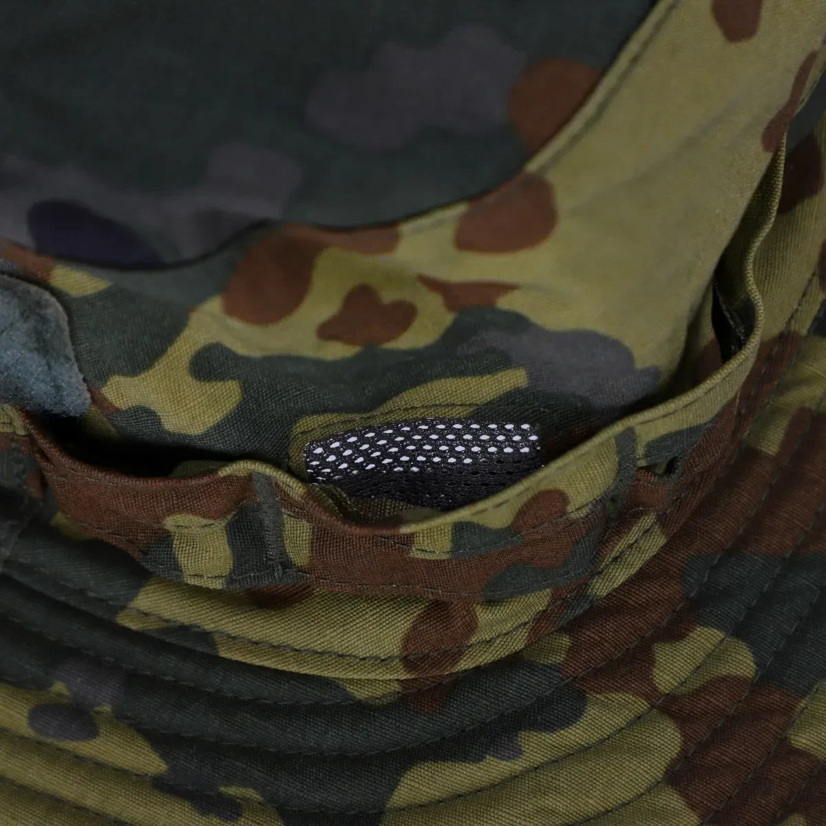 Adversary Force AB Kabano Boonie in Flecktarn mit integriertem Micro MOLLE System und atmungsaktivem Mesh-Einsatz
