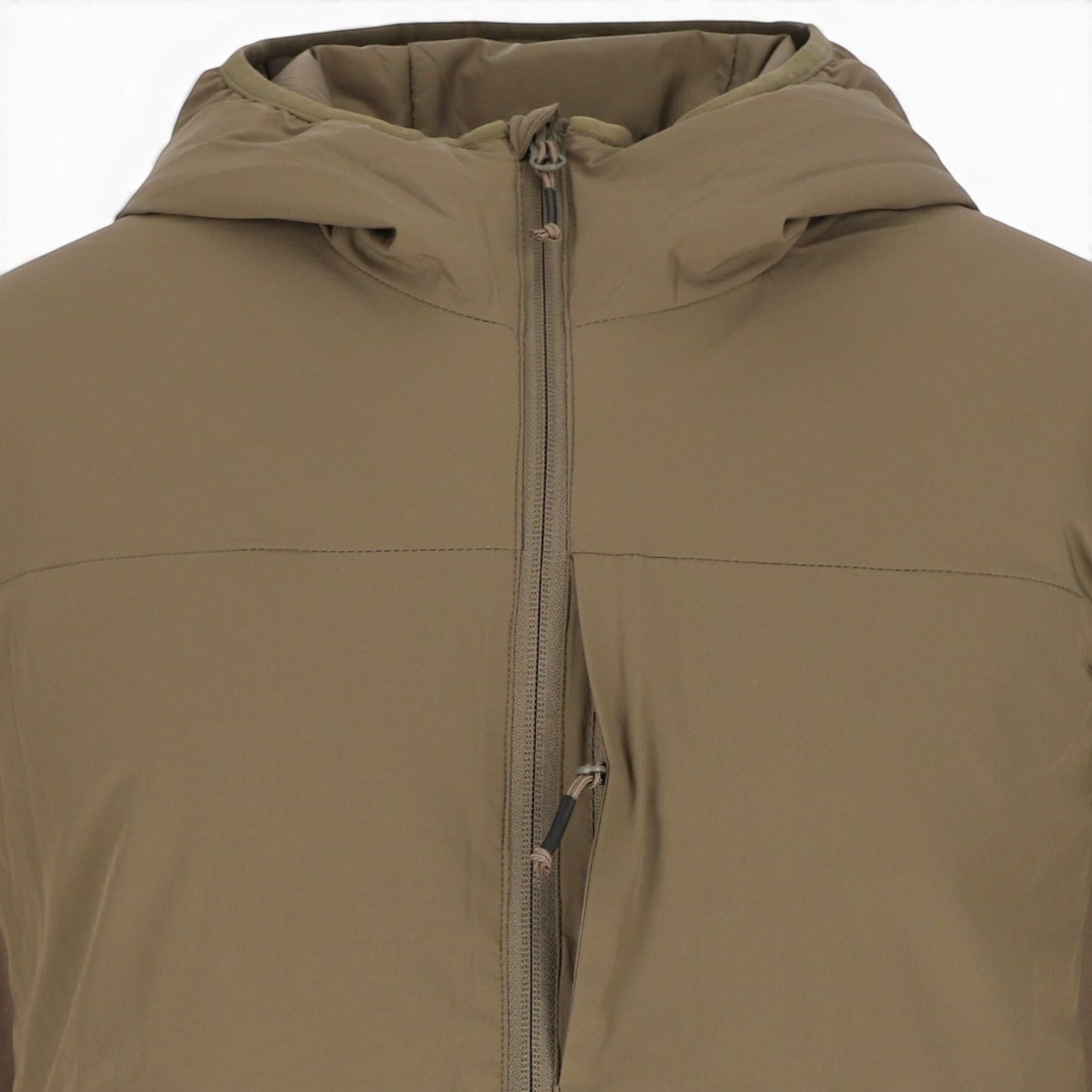 Adversary Force Kapuzenjacke "Insulated" Level 4 in Khaki, mit PrimaLoft®-Isolierung und wasserabweisendem Finish.