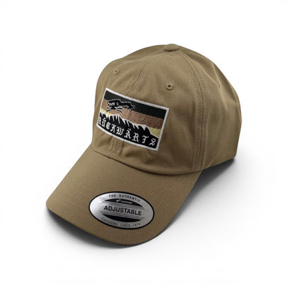 Adversary Force Khaki Dadcap aus 100% Baumwolle mit rückwärts gerichtetem Design und verstellbarem Verschluss.