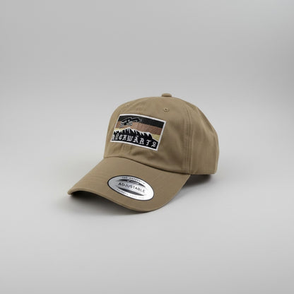 Adversary Force Khaki Dadcap aus 100% Baumwolle mit gesticktem Logo und verstellbarem Verschluss.