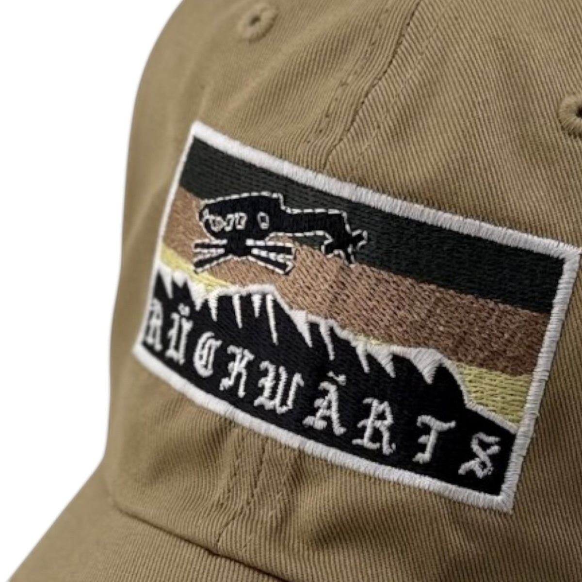 Adversary Force Khaki Dadcap aus Baumwolle mit gesticktem Rückwärts-Patch und Metallverschluss.