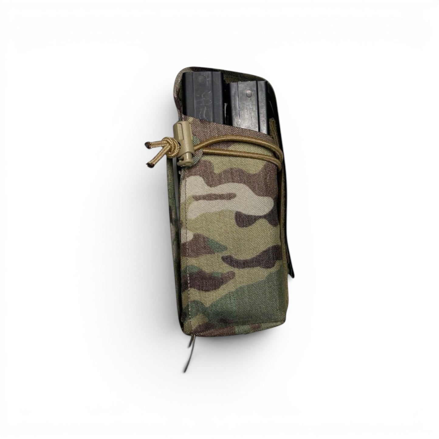 Adversary Force L4 .308 Double Mag Pouch in Multicam mit Shock-Cord-Retention und griffigem Pull-Tab für Magazine.
