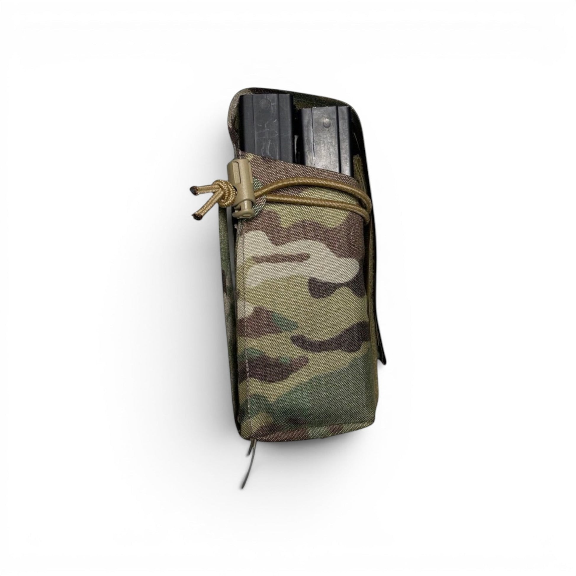 Adversary Force L4 .308 Double Mag Pouch in Multicam mit Shock-Cord-Retention und griffigem Pull-Tab für Magazine.