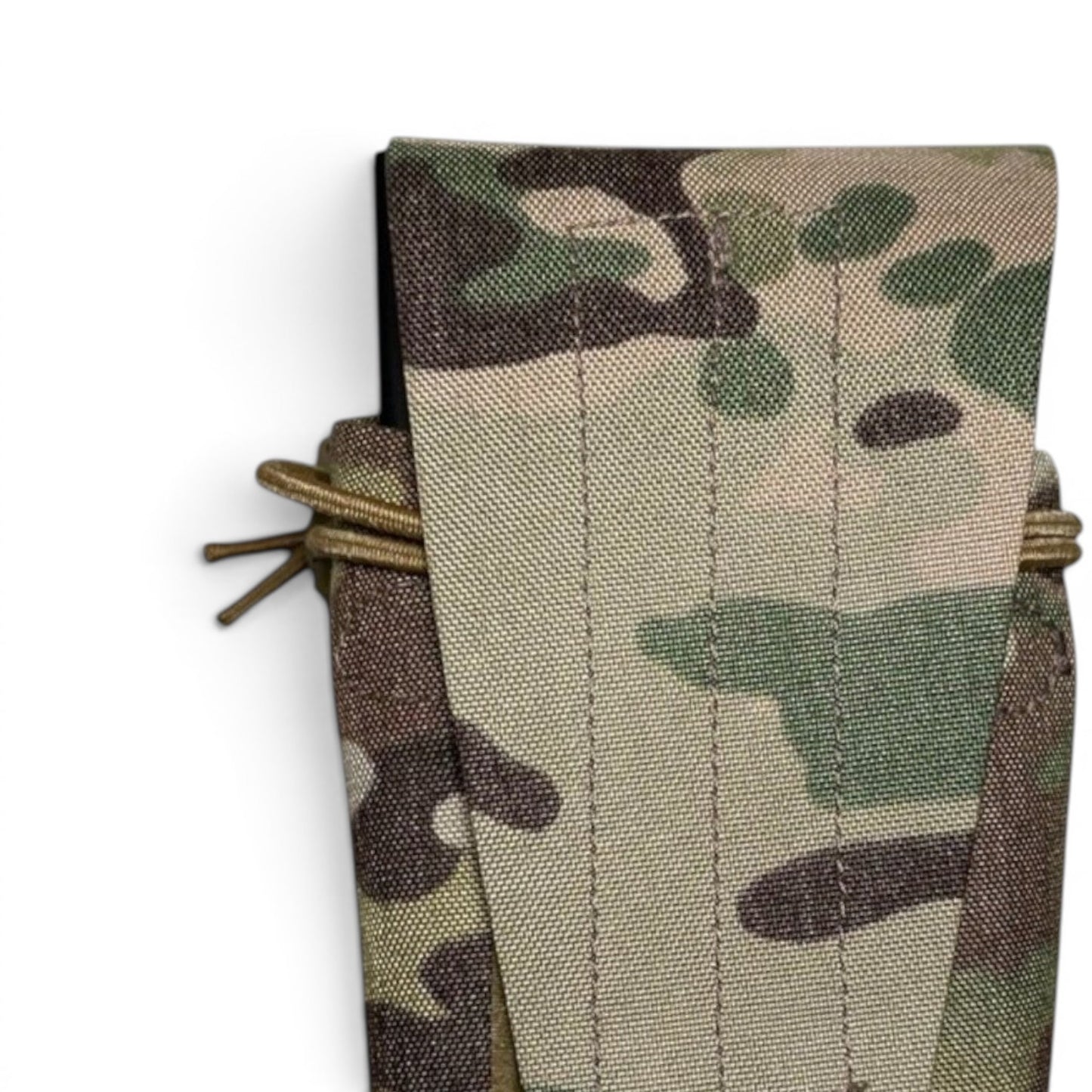 Adversary Force L4 .308 Double Mag Pouch in Multicam mit Verschlussklappe, Shock-Cord-Retention und Laser-Cut MOLLE.