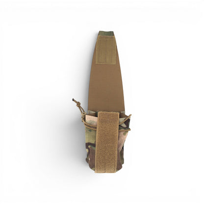 Adversary Force L4 .308 Double Mag Pouch in Multicam mit Verschlussklappe, Shock-Cord-Retention und Pull-Tab.