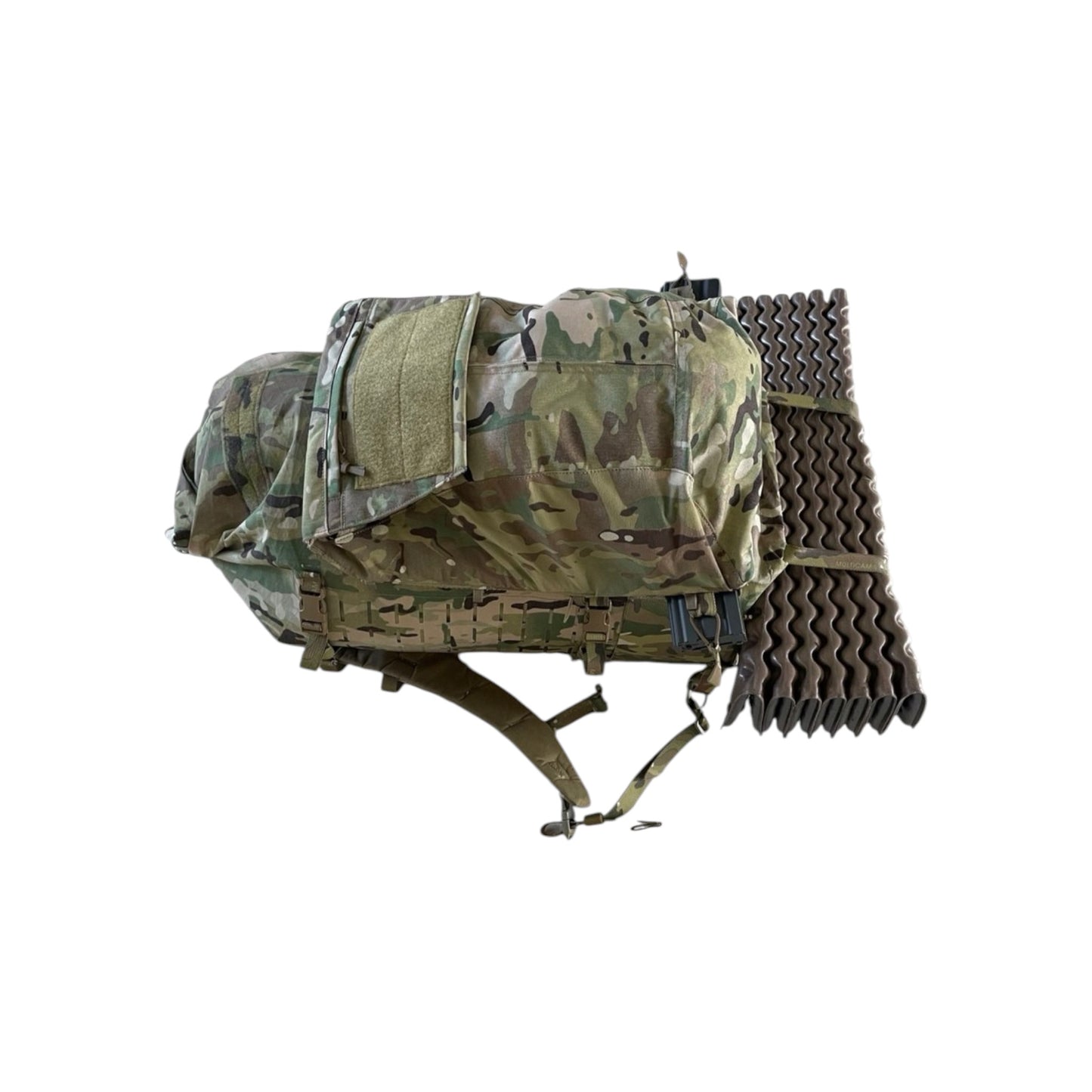 Adversary Force L4 3DAP Roll-Top Rucksack in Multicam X-Pac mit MOLLE-Flächen und befestigter Isomatte