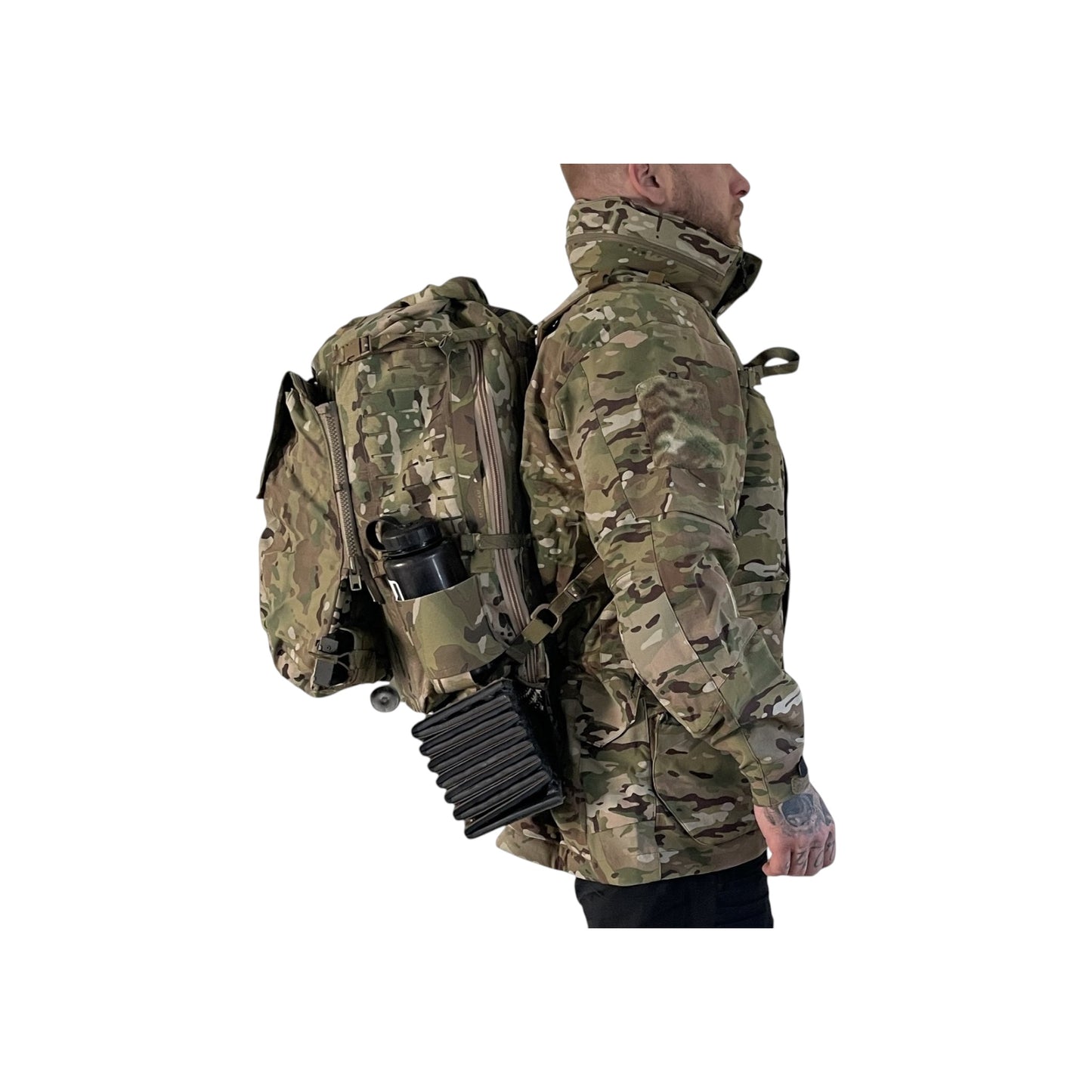 Adversary Force L4 3DAP Roll-Top Rucksack in Multicam X-Pac mit Seitentaschen und MOLLE-System am Soldaten