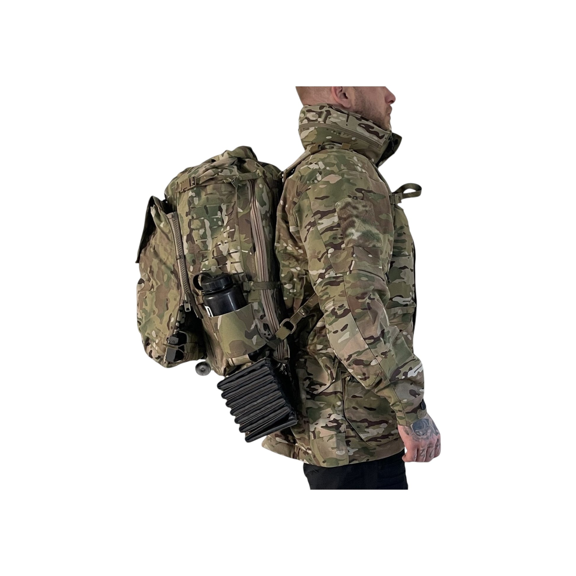 Adversary Force L4 3DAP Roll-Top Rucksack in Multicam X-Pac mit Seitentaschen und MOLLE-System am Soldaten