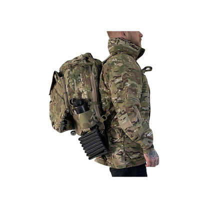 Adversary Force L4 3DAP Roll-Top Rucksack in Multicam X-Pac mit Seitentaschen und MOLLE-System am Soldaten