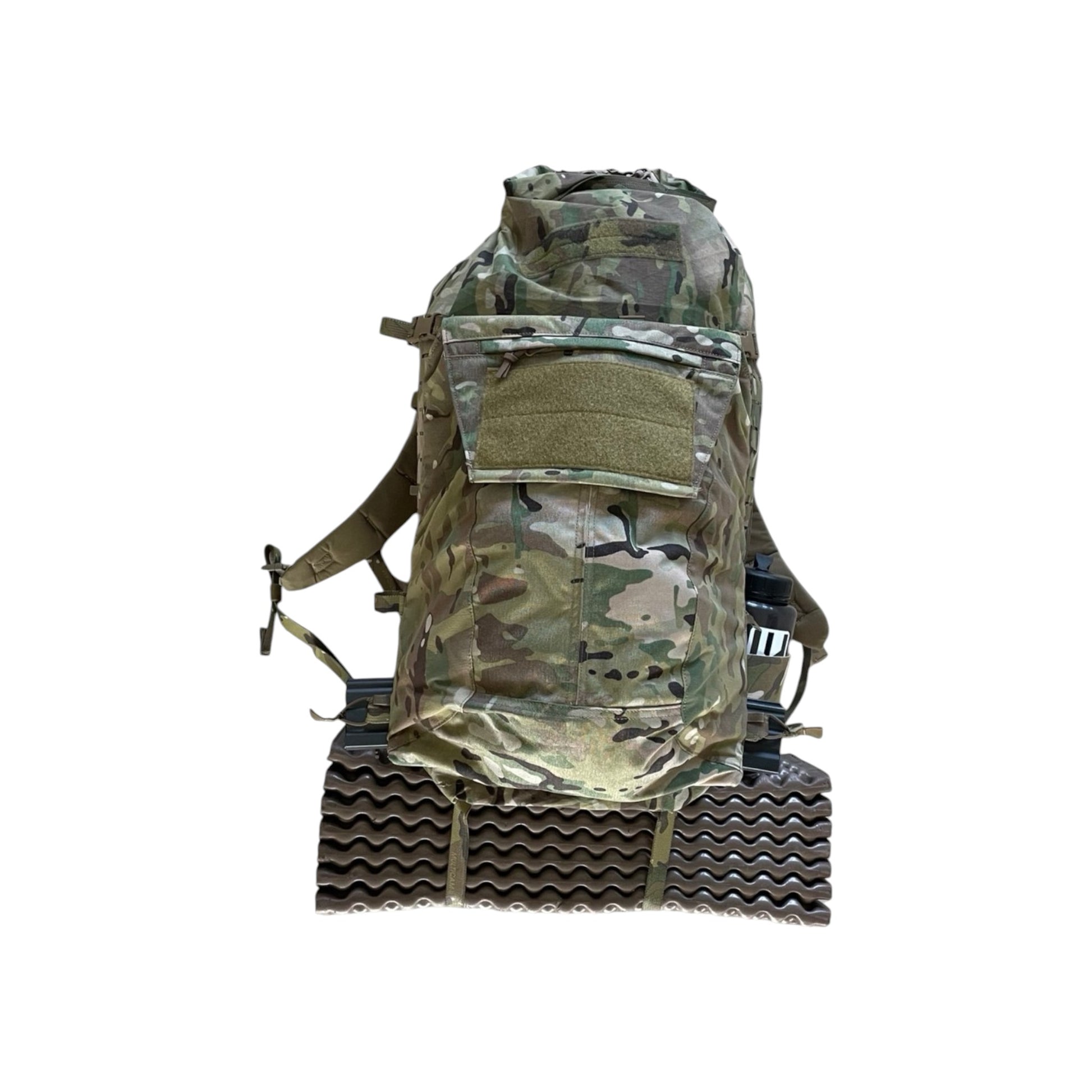 Adversary Force L4 3DAP Roll-Top Rucksack in Multicam X-Pac mit MOLLE-Flächen und befestigter Isomatte