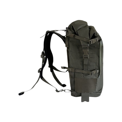 Adversary Force L4 3DAP Roll-Top Rucksack aus X-Pac Material mit MOLLE-System und Seitentaschen in Seitenansicht