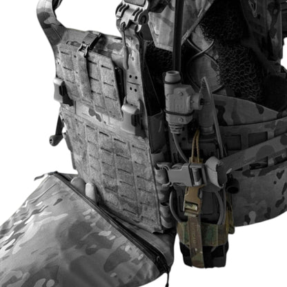 Adversary Force L4 Access Radio Pouch in Multicam an einer taktischen Weste mit klappbarer Front für schnellen Zugriff
