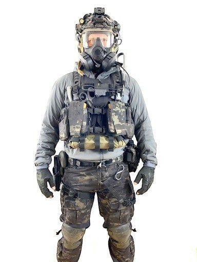 Adversary Force L4 Adaptive Rig System Split Rig in Multicam Black getragen von einem Operator mit Gasmaske und Helm