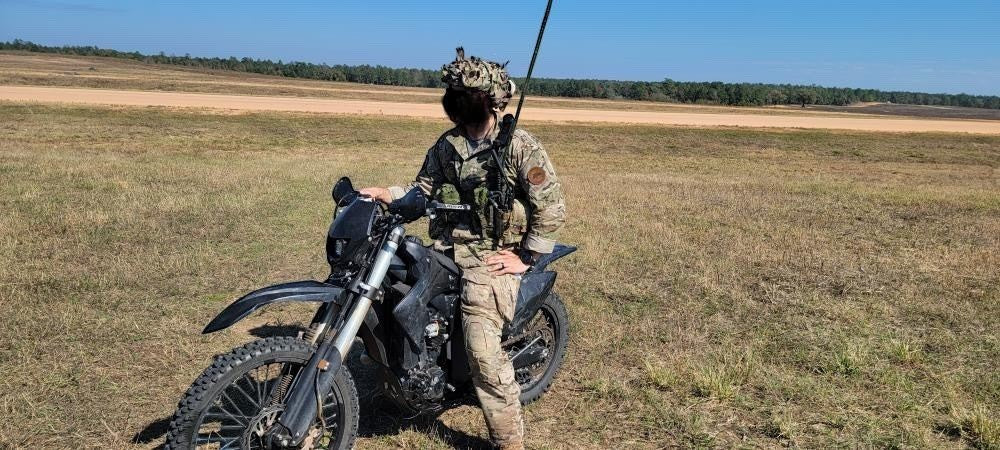Adversary Force L4 Adaptive Rig System Split Rig Setup an einem Soldaten auf einem Geländemotorrad im Einsatz
