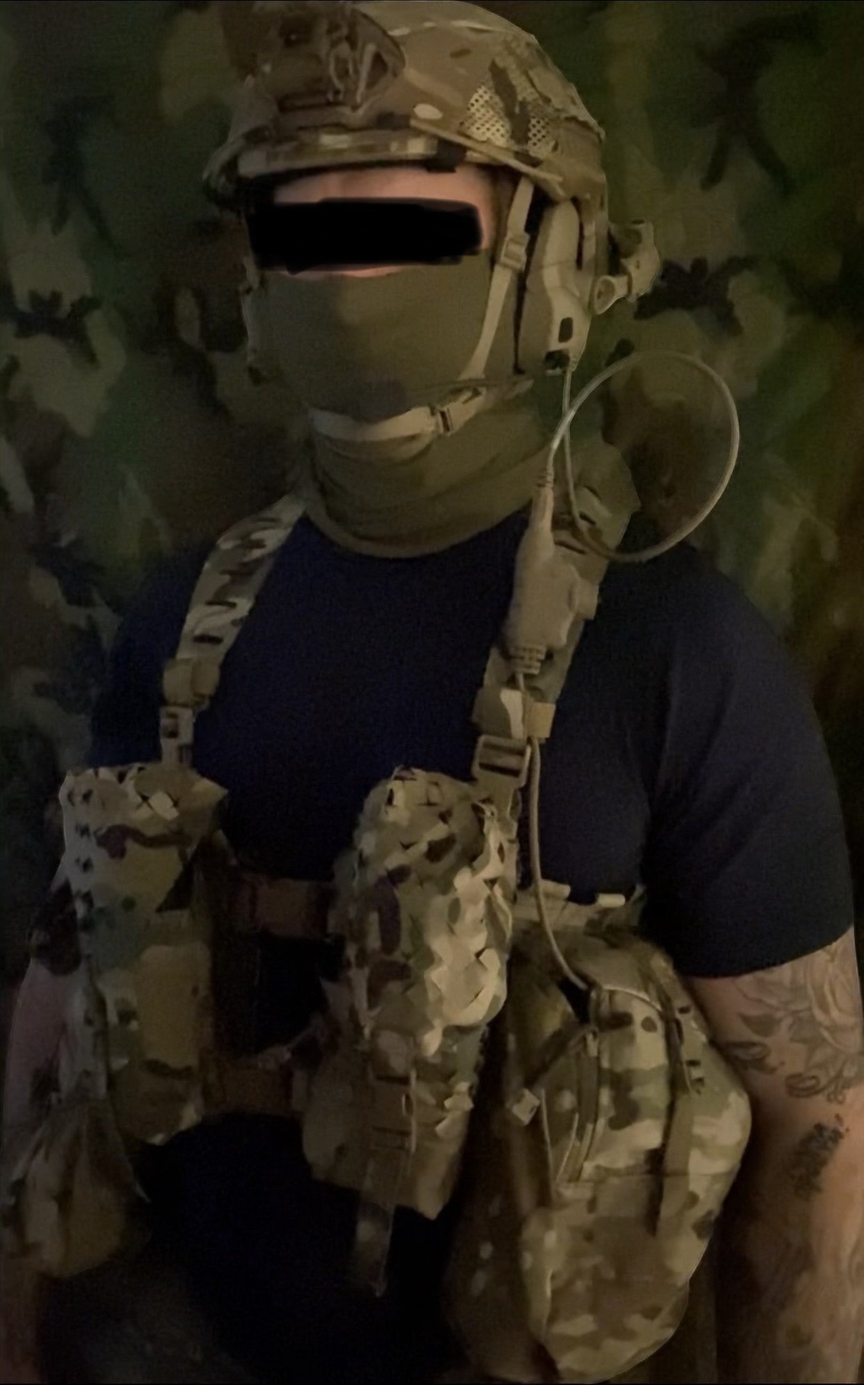 Adversary Force L4 Adaptive Rig System Split Rig in Multicam mit Harness und modularen Taschen an einem Operator