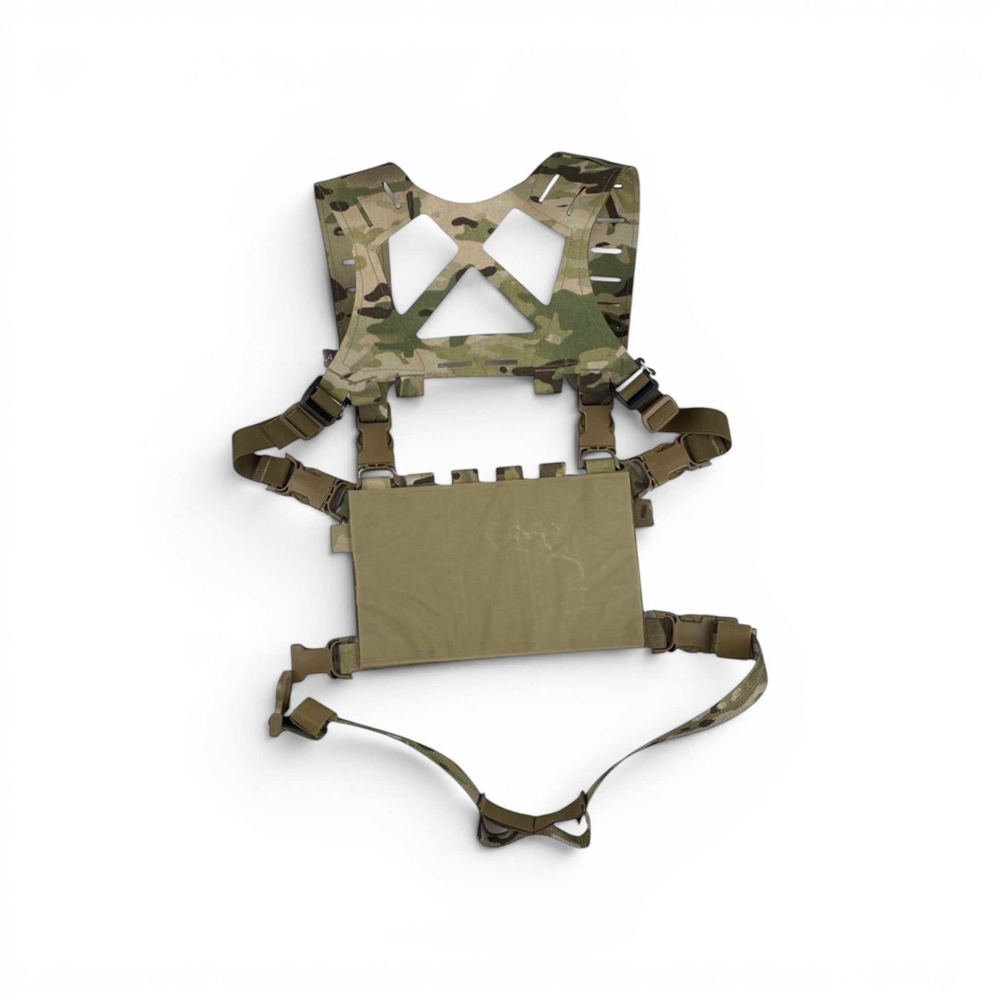 Adversary Force L4 Adaptive Rig System Split Rig in Multicam und Coyote Brown mit modularem Harness und Placard.