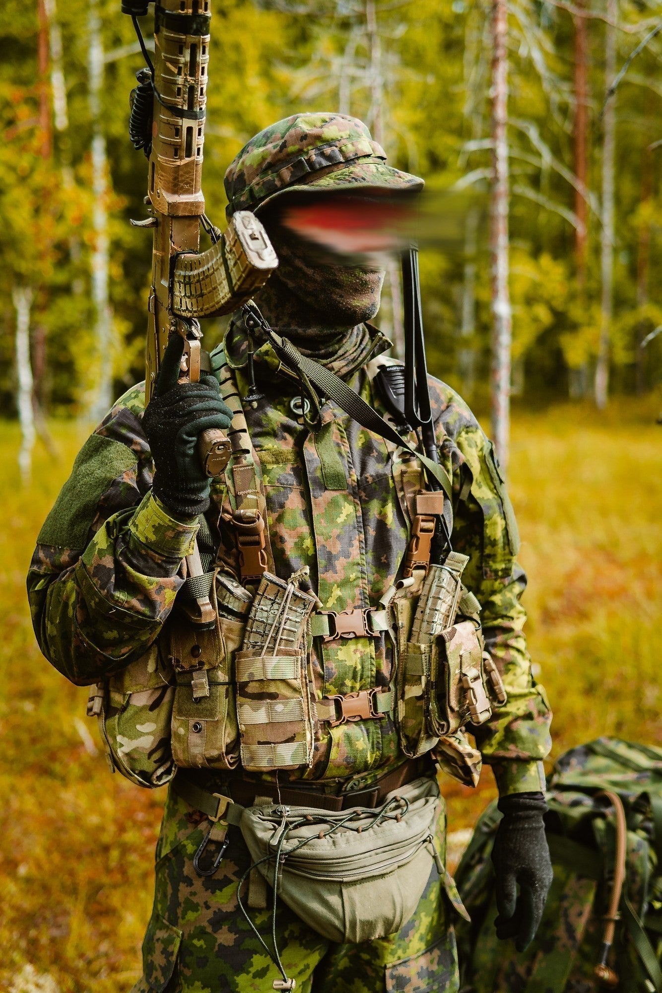 Adversary Force L4 Adaptive Rig System Split Rig in Tarnmuster getragen von einem Soldaten im Wald