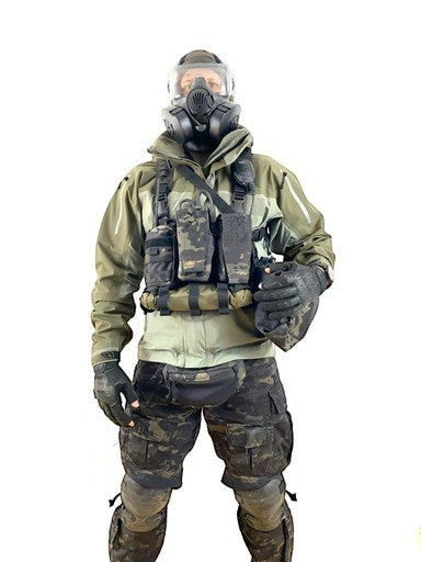 Adversary Force L4 Adaptive Rig System Split Rig in Multicam Black getragen von einem Operator mit Gasmaske
